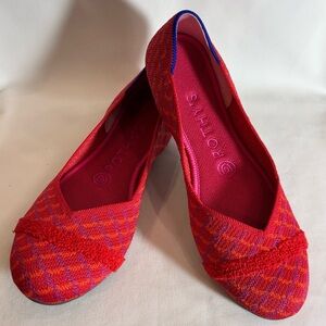 Rothy's Sz 7 Red and Pink Ballet Flats Almond Toe Cap Rubber Soles.